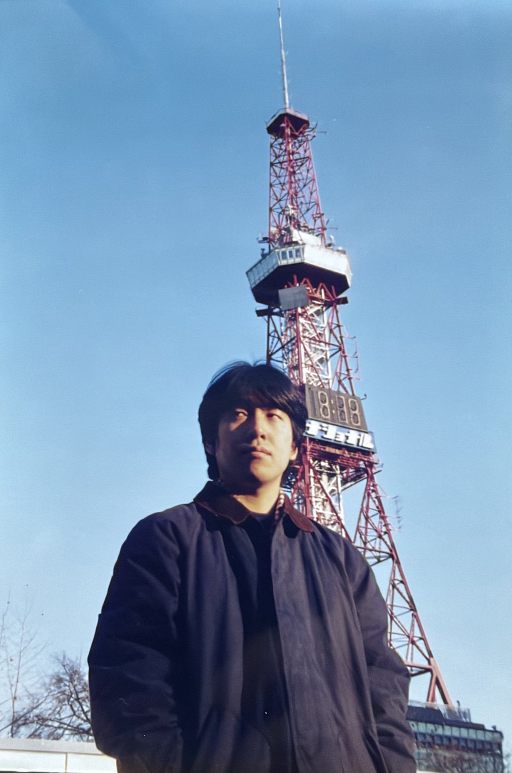 January M Itzki dans sa jeunesse, devant la tour de télévision de Sapporo