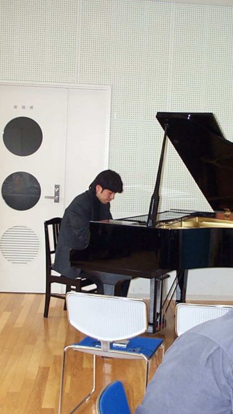January M Itzki jouant du piano à queue
